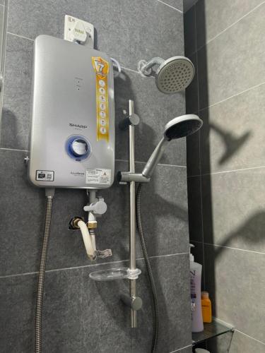 eine Dusche im Bad mit Duschkopf in der Unterkunft KL City Nue Suites Entire Condo 2R2B 3 plus 1 guests in Kuala Lumpur