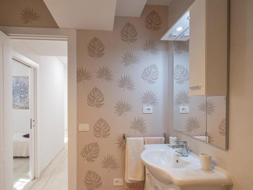 Bilik mandi di Apartment in Marche near Adriatic Coast