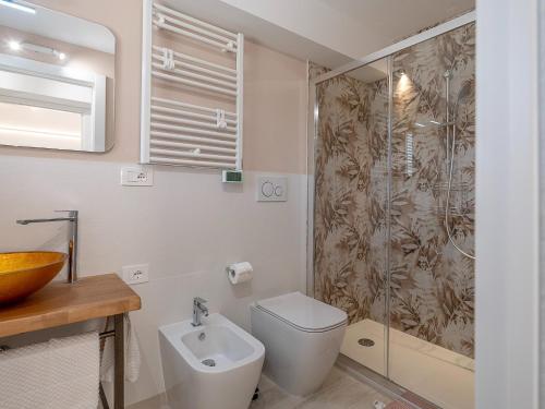 Bilik mandi di Apartment in Marche near Adriatic Coast
