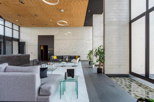 a living room with a couch and a table at Adamant "El10" Depto 2 habitaciones Vista a Qro in Laborcillas