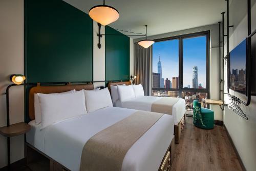 Ένα ή περισσότερα κρεβάτια σε δωμάτιο στο Moxy NYC Lower East Side