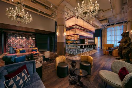 Χώρος καθιστικού στο Moxy NYC Lower East Side