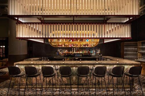 Ο χώρος του lounge ή του μπαρ στο Moxy NYC Lower East Side