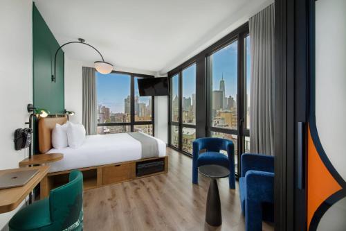 Ένα ή περισσότερα κρεβάτια σε δωμάτιο στο Moxy NYC Lower East Side