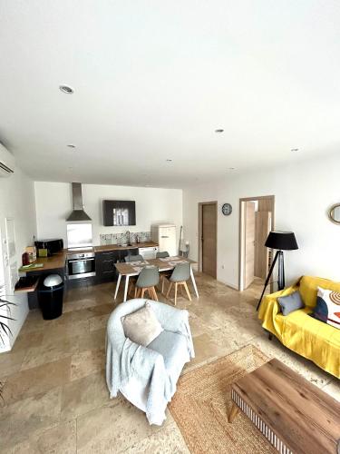 un salon avec un canapé et une table dans l'établissement Appartement T3 dans maison neuve 7 couchages, à La Seyne-sur-Mer