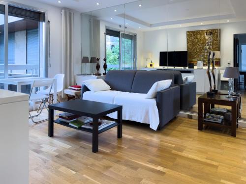 un salon avec un canapé et une table dans l'établissement PenBed -1BR - Proche Champs Elysées, à Paris
