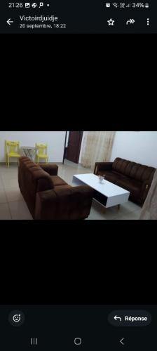 a living room with a couch and a coffee table at Chez Jo Trois in Simbok