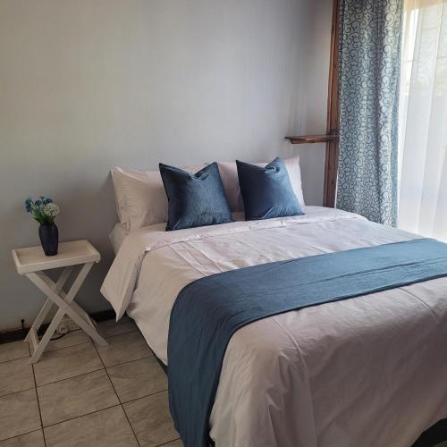 En eller flere senge i et værelse på 6atUpper Guest House