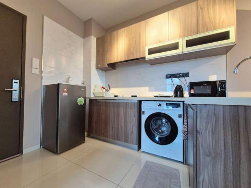Η κουζίνα ή μικρή κουζίνα στο Serene and peaceful 2 Bedrooms 3 Pax - 10 Min to CIQ