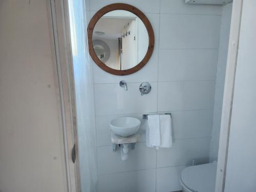利斯戈Micro Mansion with big deck and views in Lovely Lithglow的墙上有水槽和镜子的浴室
