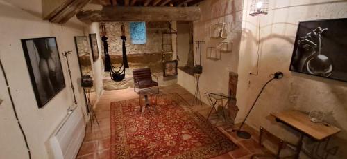 un couloir avec une chambre dotée d'un tapis et d'une chaise dans l'établissement Love room Perpignan- nuit insolite en amoureux- 35mn de Perpignan, à Perpignan