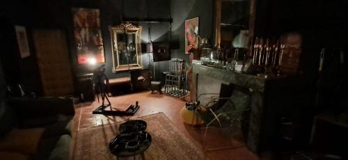 un salon avec une cheminée et un miroir dans l'établissement Love room Perpignan- nuit insolite en amoureux- 35mn de Perpignan, à Perpignan