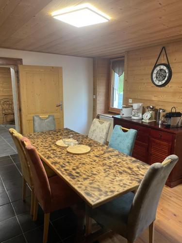 - une table à manger avec des chaises et une table dans l'établissement L ours, à Entremont