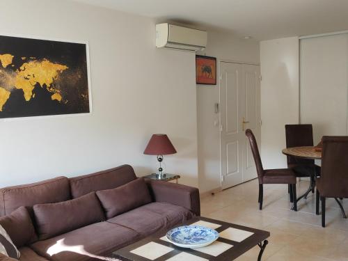 un salon avec un canapé et une table dans l'établissement Charmant 3 pièces classé 3 etoiles en centre ville, à Beaulieu-sur-Mer