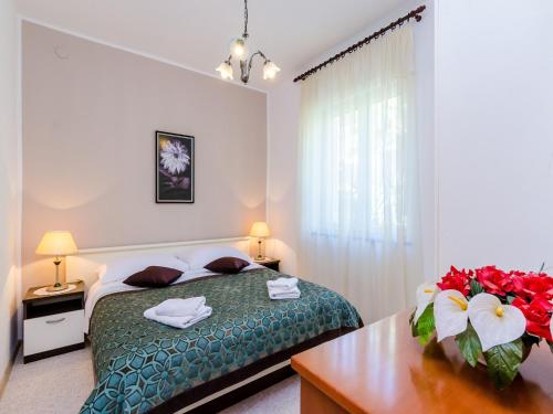 Apartments Nicol - Two-Bedroom Apartment with Balcony and Sea View