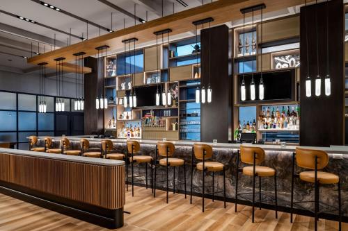 El salón o zona de bar de Sheraton Gateway Hotel in Toronto International Airport
