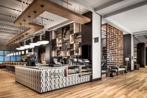 Un restaurante o sitio para comer en Sheraton Gateway Hotel in Toronto International Airport
