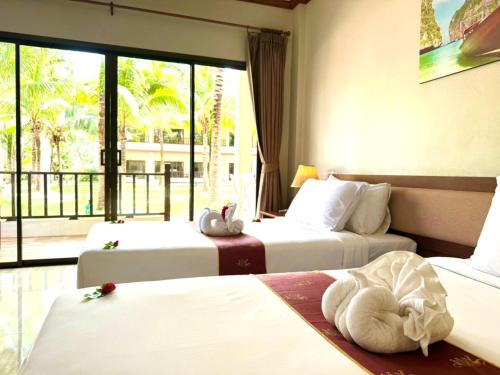 Un pat sau paturi într-o cameră la Sea Sun Beach Resort Koh Kho Khao