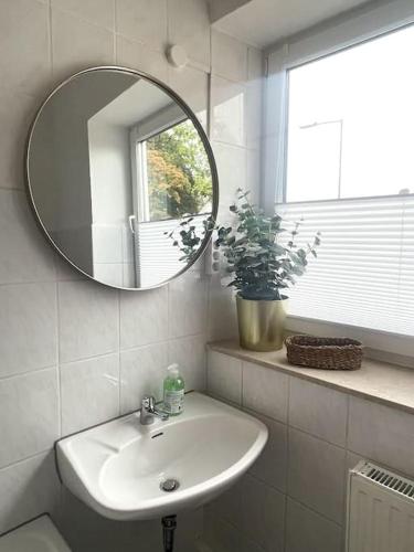 a bathroom with a sink and a mirror at TONY - 2 Zimmer mit Küche - Zentral in Memmingen