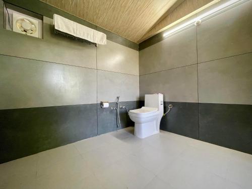 bagno con servizi igienici bianchi in camera di The Pahadi House a Shimla