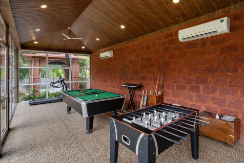 Biliár nebo kulečník v ubytování SaffronStays Euphoria Shores