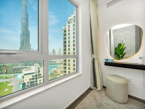 Luxe 4 bedroom Apartment I Burj Khalifa & Fountain Views I Free Gym, Pool, Parking, Wi-Fi and PS5 I by Skyline Serenity photo 2
