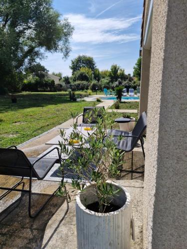 Taman di luar Demeure en pierre avec piscine privée