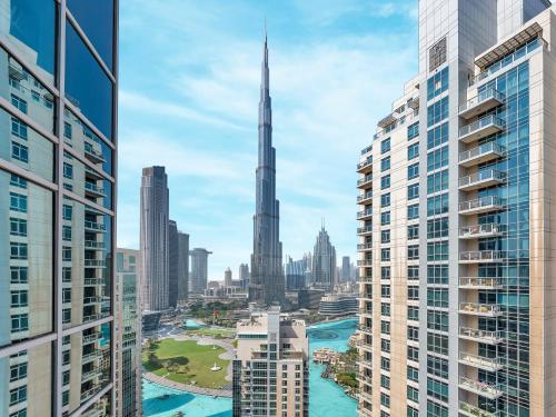 Skyline Serenity Holiday Home I Luxe 4 bedroom Apartment I Burj Khalifa & Fountain Views I Free Gym, Pool, Parking, Wi-Fi and PS5