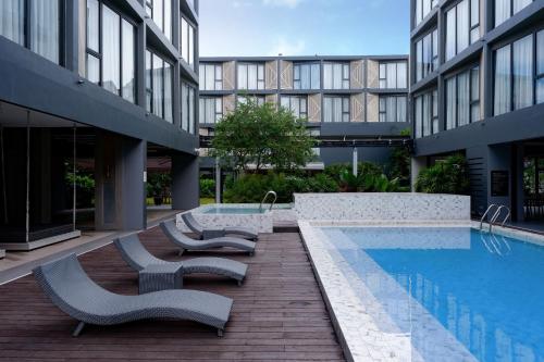 ラートクラバンにあるCanalis Suvarnabhumi Airport Hotelの隣の建物