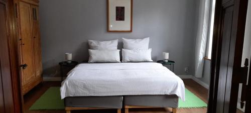 Katil atau katil-katil dalam bilik di Hübscher Wohnen-Geräumige Ferienwohnung im Gutshaus nahe Saale und Elbe