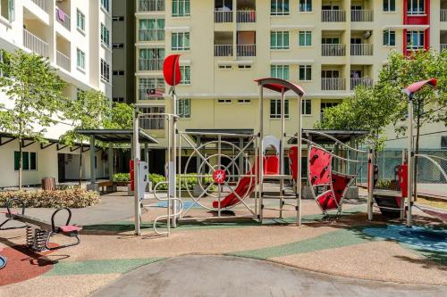 Zona de juegos infantil en Spacious 3BR Condo in Residensi Suasana Damai