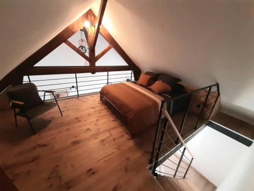 Ένα ή περισσότερα κρεβάτια σε δωμάτιο στο Loft proche Bayeux