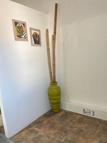 a yellow vase sitting in the corner of a room at Mi casa, tu casa in Concepción del Uruguay