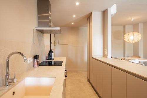 una cocina con fregadero y encimera en Apartamento CouCou, en Jávea