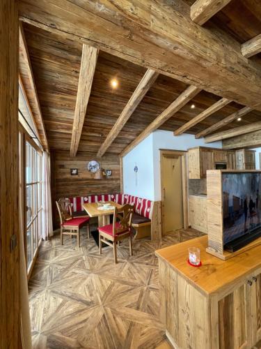 Una televisión o centro de entretenimiento en Appartements Mösern Steinplatte