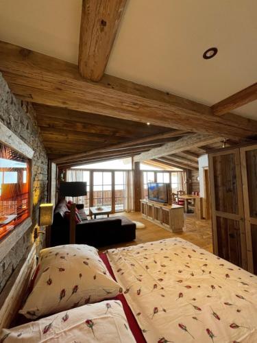Un dormitorio con una cama y una sala de estar. en Appartements Mösern Steinplatte, en Unken