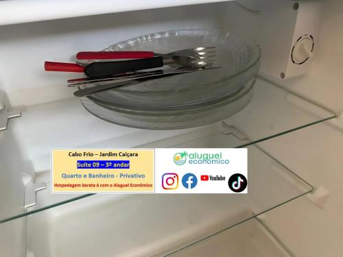 a plate with utensils and a sign on a drawer at Cabo Frio - Jardim Caiçara - Aluguel Econômico in Cabo Frio