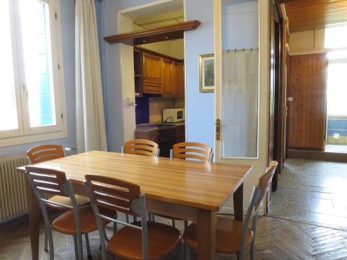 a dining room with a wooden table and chairs at Appartamento in zona storica in Battaglia Terme