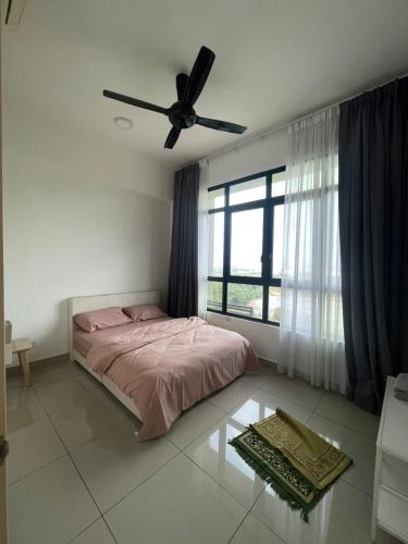 a bedroom with a bed and a ceiling fan at Arinara Homestay Near IOI City Mall Putrajaya 3R2B 5-6Pax at Conezion Residence in Kampong Abu Bakar