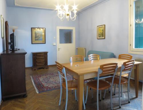 a dining room with a wooden table and chairs at Appartamento in zona storica in Battaglia Terme