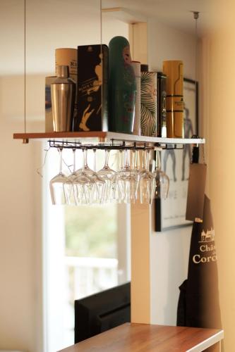 - une étagère avec des verres à vin et des livres dans l'établissement Le Beau Hugo, à Mainvilliers