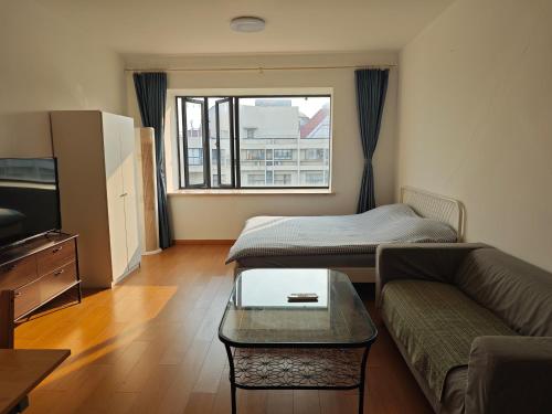 Postel nebo postele na pokoji v ubytování iNestin Shanghai Apt Xinjinqiao Road