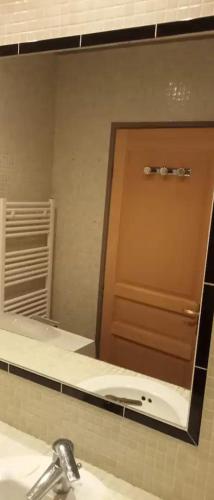 - un miroir de salle de bains avec un reflet d'une porte de salle de bains dans l'établissement Apartement Coeur Nice Ville ! Zone Touristique !, à Nice