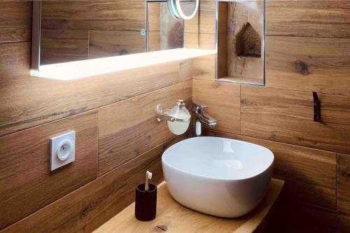 Bilik mandi di Gîte Au Pradin échappée nature et détente spa