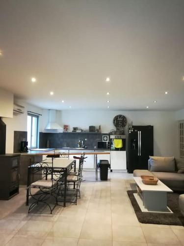 une cuisine et un salon avec une table et des chaises dans l'établissement La Bastide, à Sanary-sur-Mer