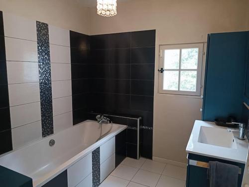 une salle de bain avec une baignoire et un lavabo dans l'établissement La Bastide, à Sanary-sur-Mer