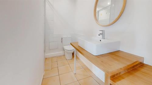 une salle de bain avec un lavabo blanc et un miroir dans l'établissement FLEGIER - St Charles Vieux Port, à Marseille