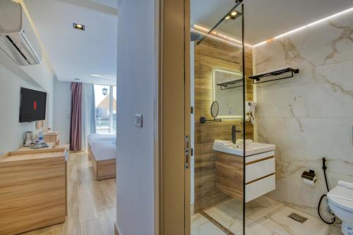 un bagno con doccia, WC e lavandino di The Platinum Pyramid view inn a Il Cairo
