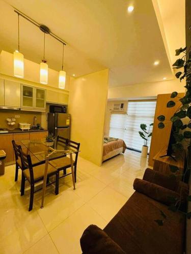 Staycation in Mckinley walking distance to Venice Mall