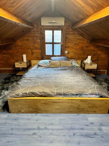 une chambre avec un lit dans une pièce aux murs en bois dans l'établissement Cozy cottage Paris Suburb!, à Bobigny